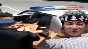 女子吃瓜逛景点原视频,体验独特旅行乐趣