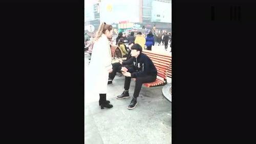 小伙吃瓜被抢视频,小伙吃瓜被抢瞬间，网友热议社会现象