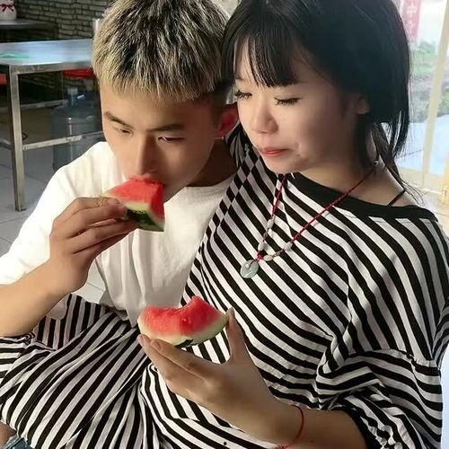 小伙吃瓜被抢视频,小伙吃瓜被抢瞬间，网友热议社会现象