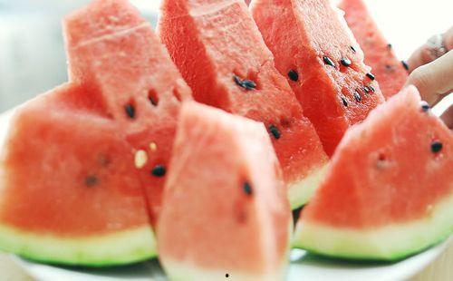 广州吃冰瓜视频,广州街头冰瓜视频走红，清凉一夏尽享美味