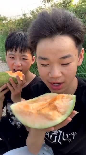 农村吃哈密瓜的视频,品尝哈密瓜的甜蜜滋味