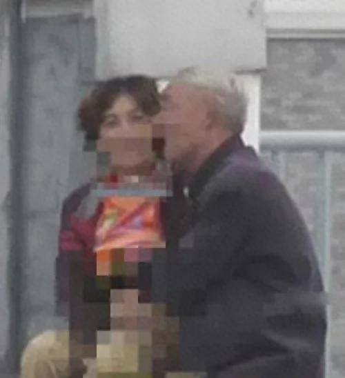 云南大爷大妈吃瓜视频,欢乐时光里的乡村生活剪影