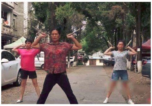 云南大爷大妈吃瓜视频,欢乐时光里的乡村生活剪影